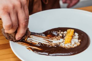 Chefs inovam e criam receitas de chocolate com carne, massa ou cogumelo