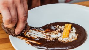 Chefs inovam e criam receitas de chocolate com carne, massa ou cogumelo