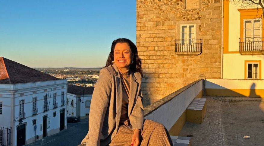 Daniela Filomeno em fim de tarde no centro histórico de Évora, considerado Patrimônio Histórico pela Unesco
